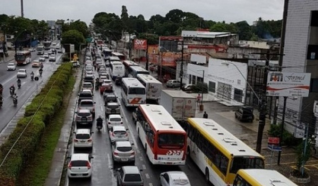 SMTT autua carros que participam de bloqueio na Avenida Fernandes Lima