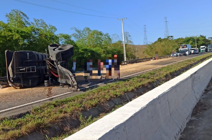 Com carga de milho, semirreboque de caminhão tomba na BR-101, em Rio Largo