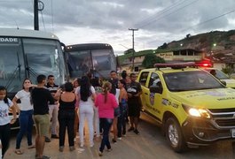 Criminosos fortemente armados fazem arrastão em ônibus e aterrorizam passageiros, em AL