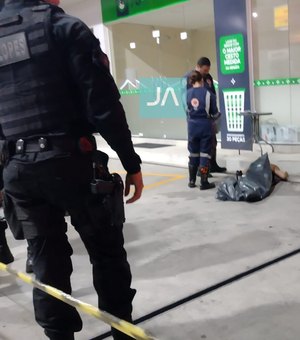 Câmera de segurança registra duplo homicídio em pátio de posto, em Arapiraca