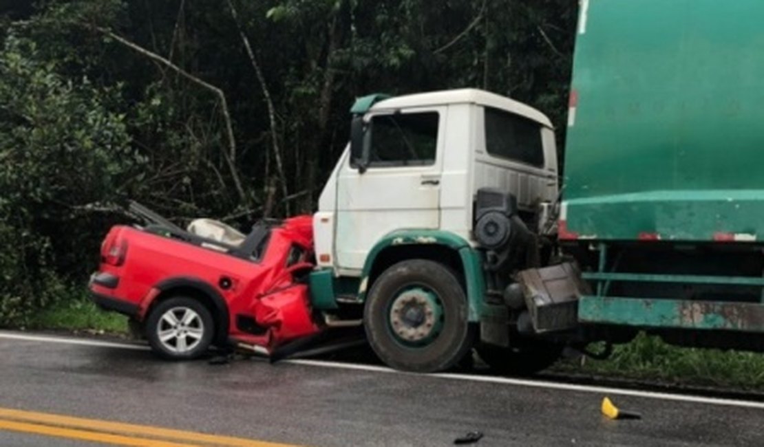 Colisão entre carro e caminhão deixa três pessoas mortas na BR-101
