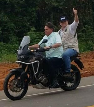 Vídeo. Presidente Jair Bolsonaro atravessa ponte de moto com ministro na garupa