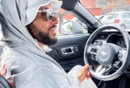 Medalhista no surf, Italo Ferreira posa em carro de luxo avaliado em mais de R$ 500 mil: