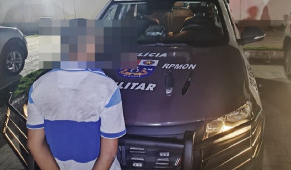 Policial militar age rapidamente e desarma homem dentro de academia em Maceió