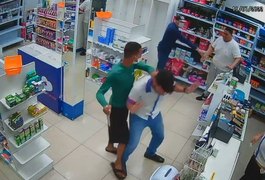 Homens assaltam farmácia com facões em Maceió; veja o vídeo