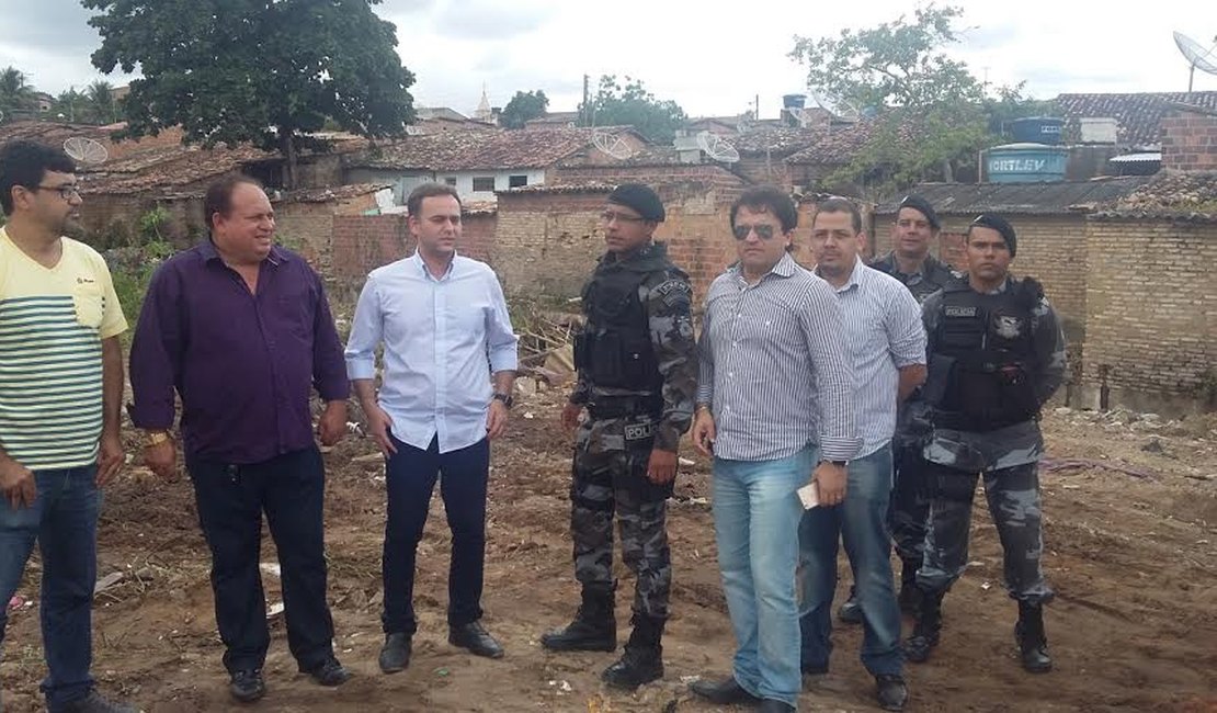 3º BPM Participa do processo de retirada de matagal no bairro Manoel Teles