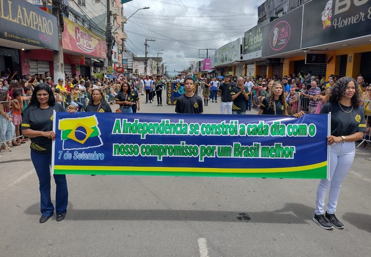 Desfile em comemoração aos 200 anos da Independência do Brasil, em Arapiraca