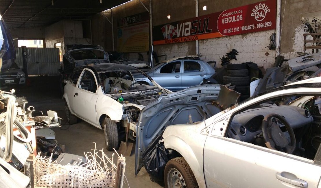 Polícia Civil de Alagoas estoura desmanche de veículos em Pernambuco