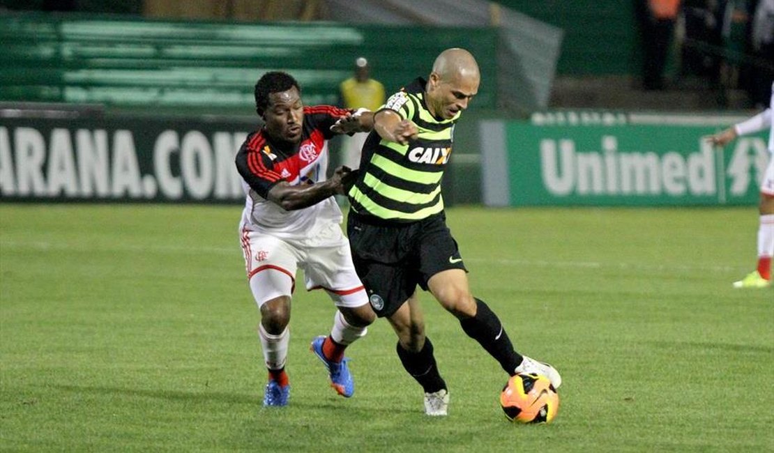 Flamengo vence Coritiba e se afasta da degola