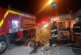 Vídeo. Vela causa incêndio e destrói parte de residência em Arapiraca