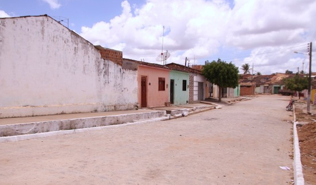 Prefeitura de Arapiraca entrega ruas pavimentadas no bairro Primavera