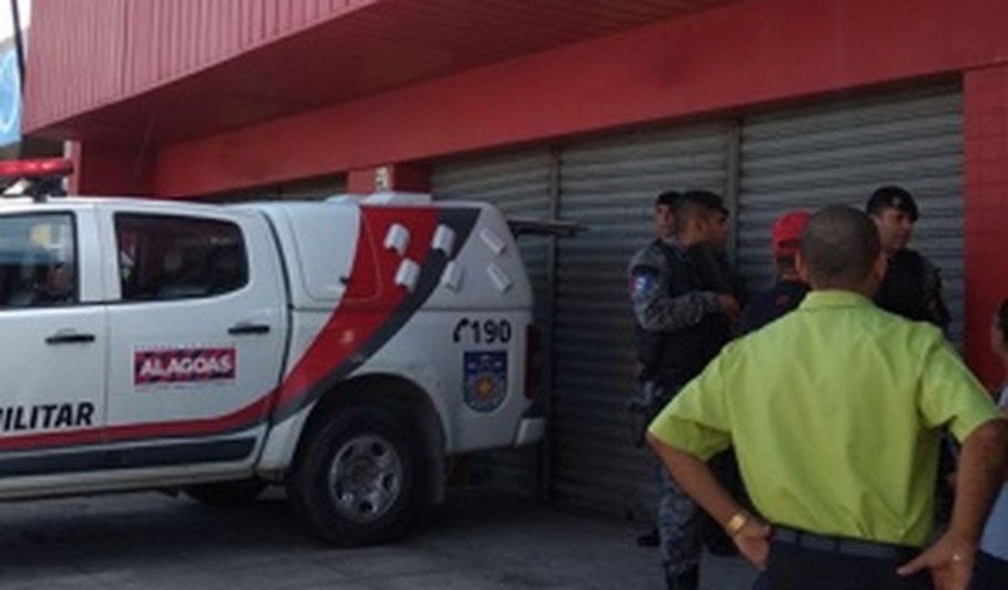 Apontado como estuprador, suspeito foge de van e se esconde em loja