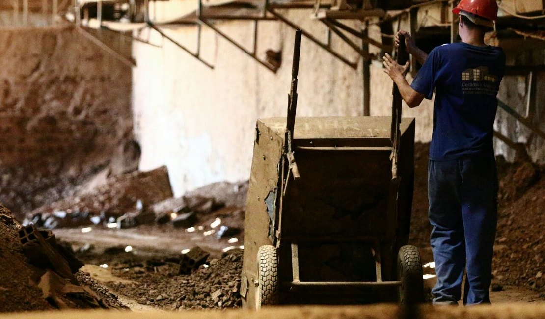 Força-tarefa interdita fábrica de cerâmica e apreende 830 quilos de queijo em laticínio