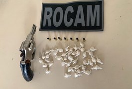 Homem efetua disparo contra guarnição, fica ferido e é preso com revólver e drogas, em Arapiraca