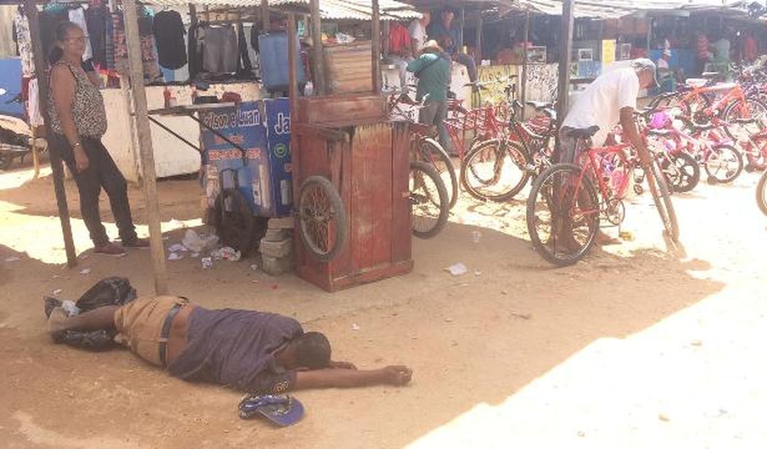 SAMU é acionado para socorrer homem alcoolizado que desmaiou na Feira da troca