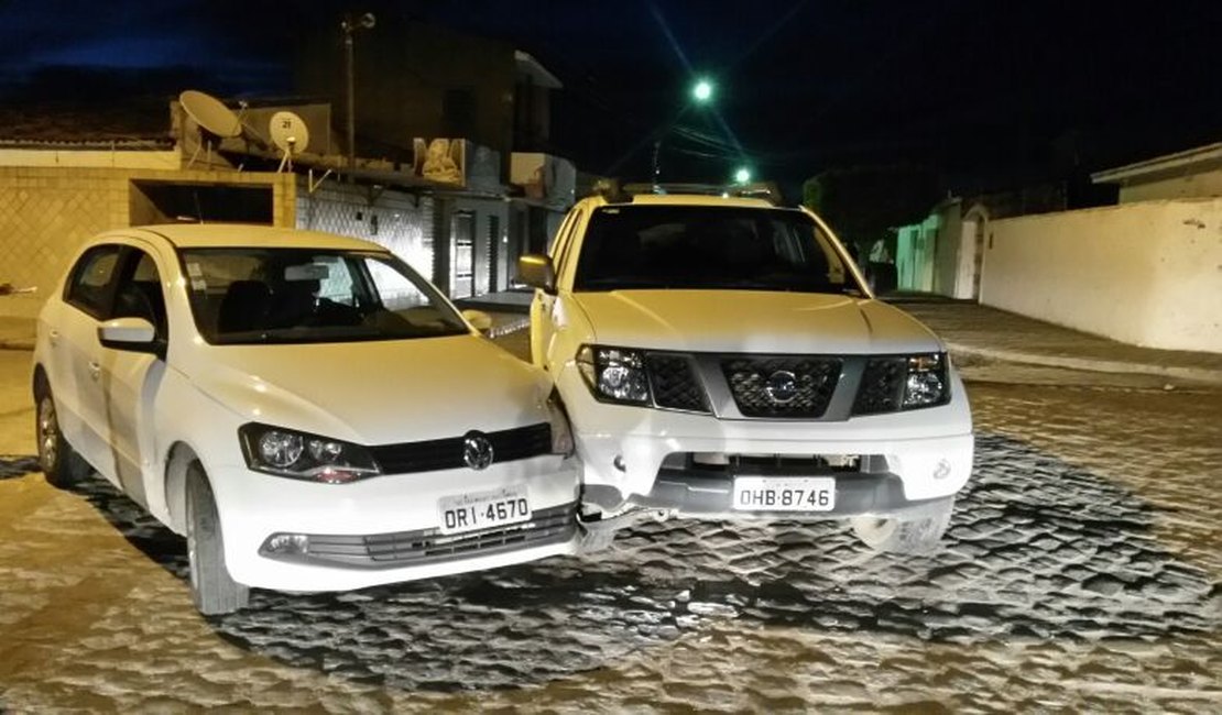 Automóvel e caminhonete colidem em cruzamento no bairro Primavera