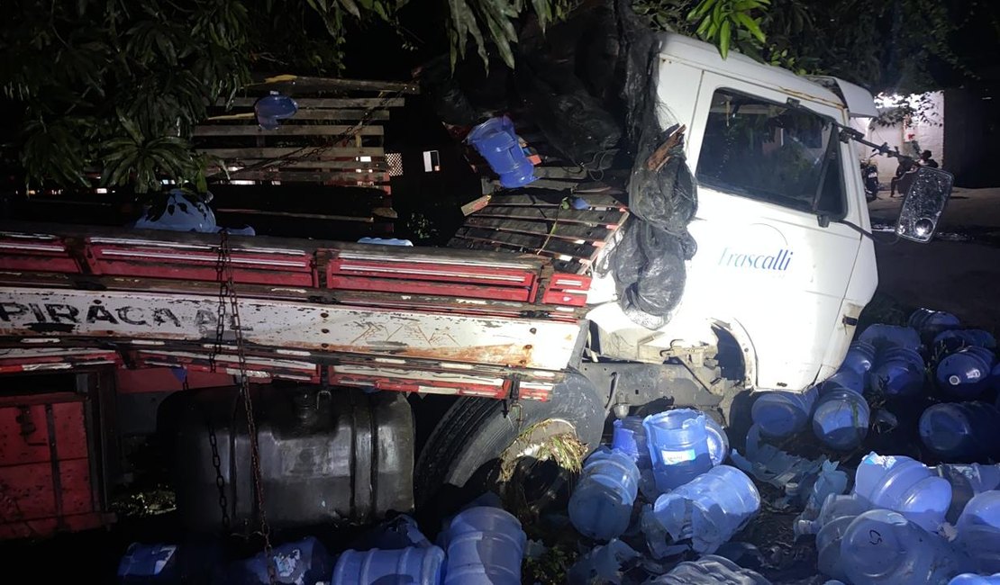 Homem morre em acidente entre carros e caminhão com garrafões de água mineral em Atalaia