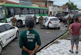 Fuga de suspeitos de assalto termina em troca de tiros e acidente em Maceió