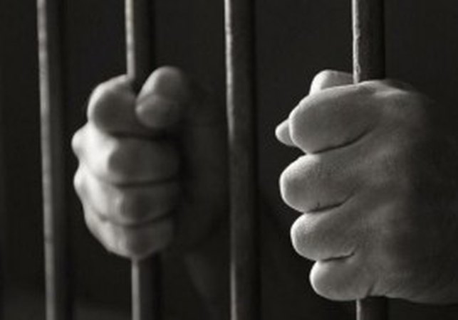 Homem tenta se esconder em tubulação de esgoto para escapar da PM no Manoel Teles
