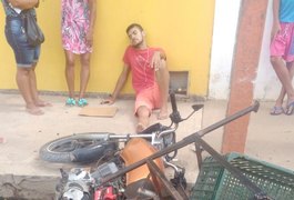 Condutor de moto perde controle do veículo e bate em poste, em Arapiraca