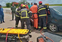 Acidente grave deixa uma pessoa presa às ferragens de carro, na BR 101, em São Miguel dos Campos