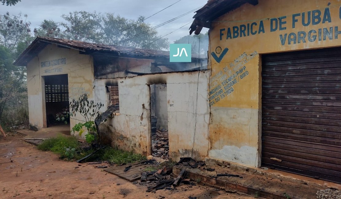 Vídeo. Filho bota fogo em casa da mãe e incêndio destrói imóveis, na zona rural de Arapiraca