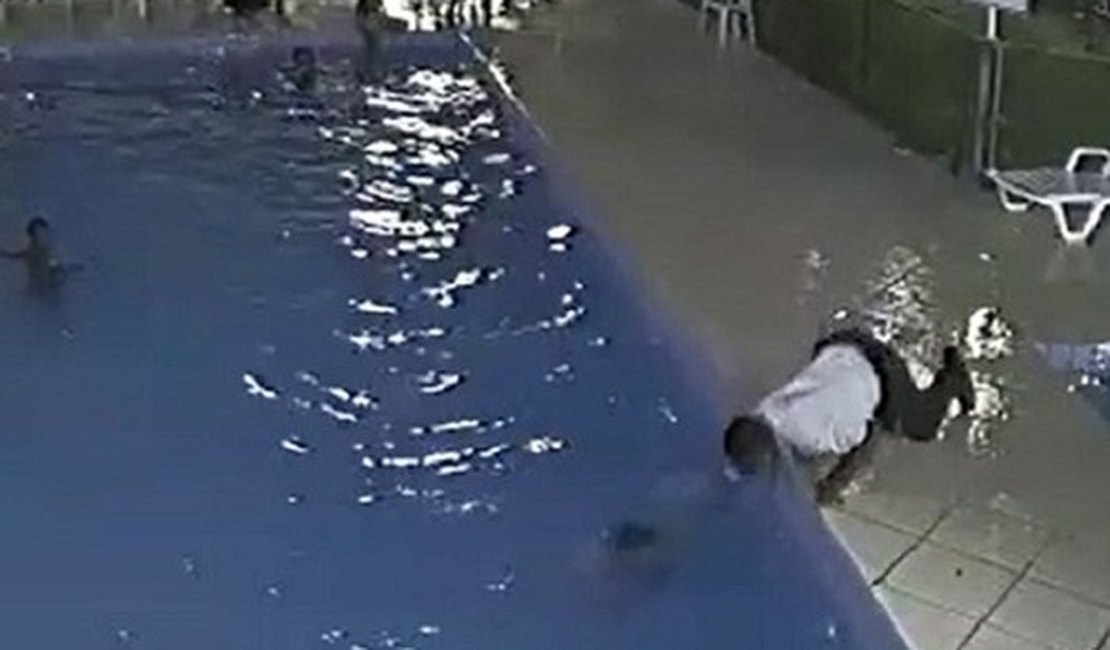 Porteiro evita tragédia e salva criança de afogamento em piscina de condomínio; veja o vídeo