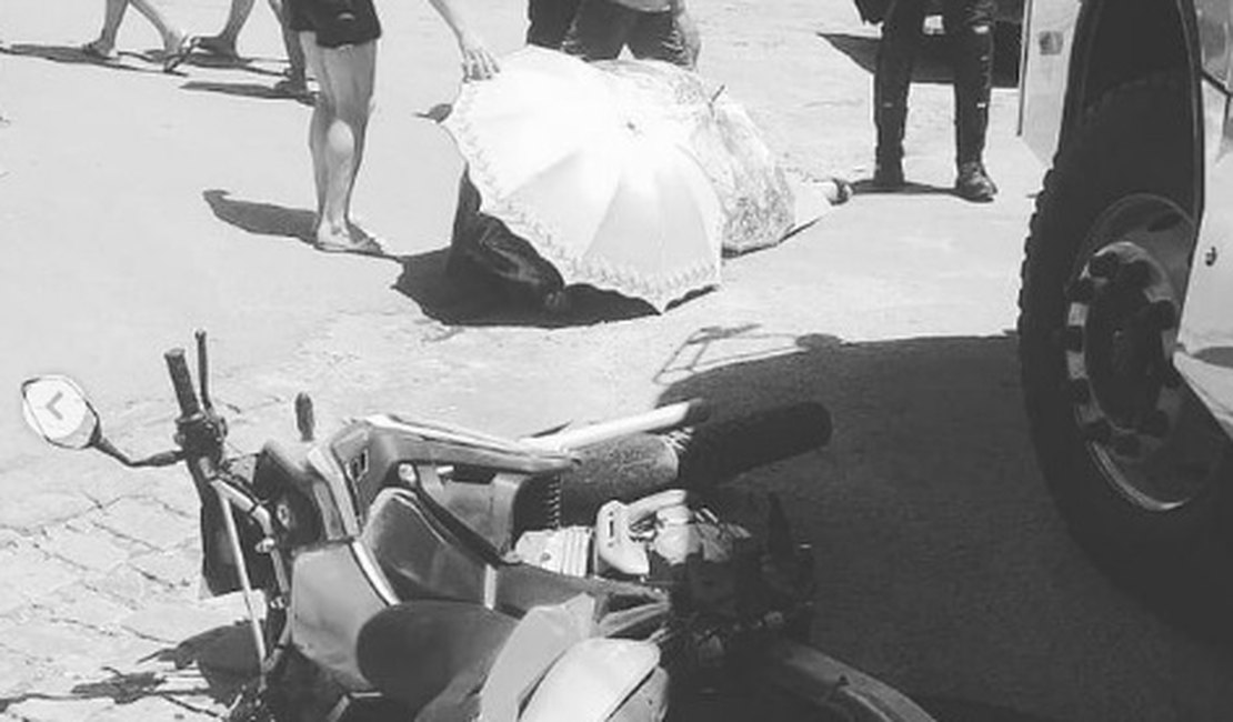 Ônibus escolar colide em motocicleta e mulher morre, em Rio Largo