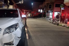 Condutor de motocicleta fratura a perna após colidir em veículo de passeio no Centro de Arapiraca