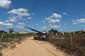 Carro colide contra poste de energia elétrica em estrada vicinal e pega fogo em Feira Grande