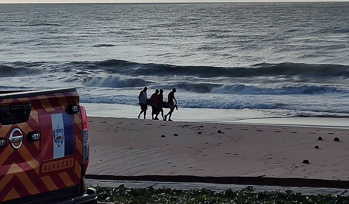 Bombeiros resgatam idosos que se afogaram na Praia do Francês