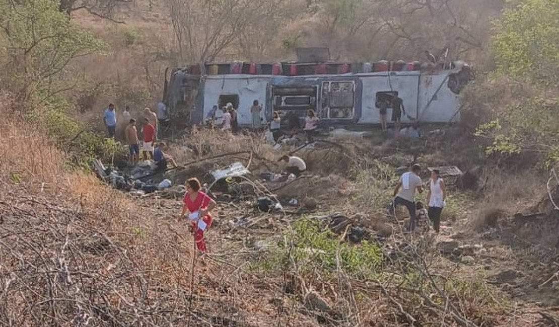Pelo menos 50 romeiros estavam em ônibus que capotou na AL-220; acidente pode ter deixado ao menos dez mortos no Sertão de Alagoas