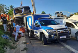 Ônibus de turismo do RJ tomba em rodovia na Bahia e deixa 9 mortos e 23 feridos