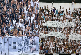 Torcedores de Santos e Corinthians se unem em protesto contra a Globo