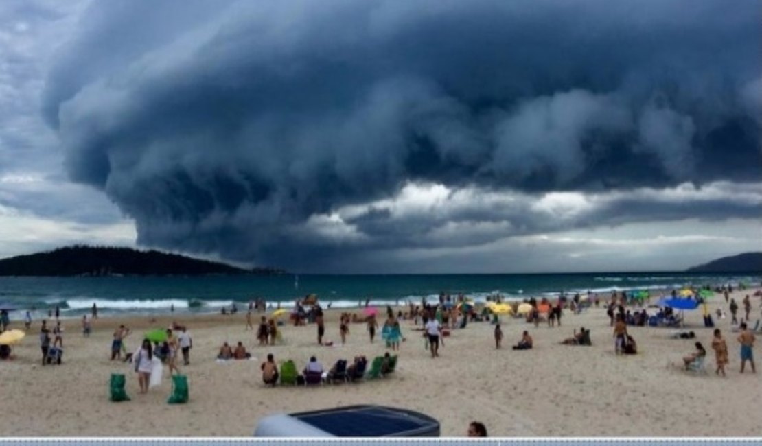 Banhista registra nuvem gigante em praia de Florianópolis