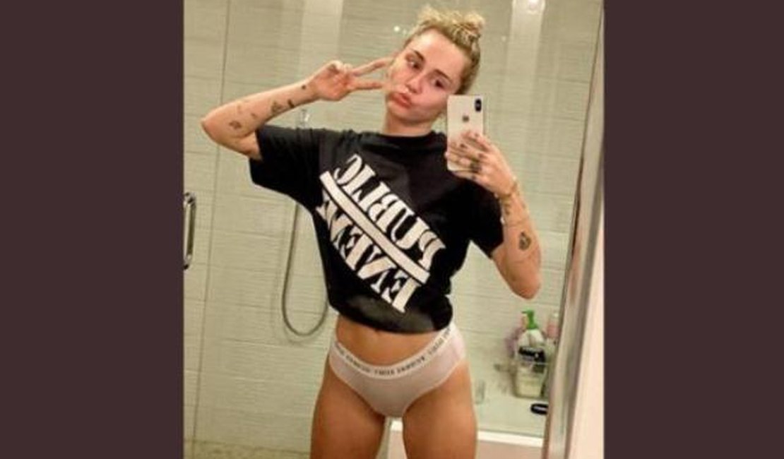 Nova moda? Miley Cyrus enlouquece a web com foto de calcinha