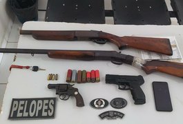 Dupla é presa com armas em Arapiraca e assume roubo de moto ocorrido em Atalaia