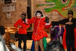 Drag Dinner Alagoas celebra divas pop em noite de glamour em Maceió