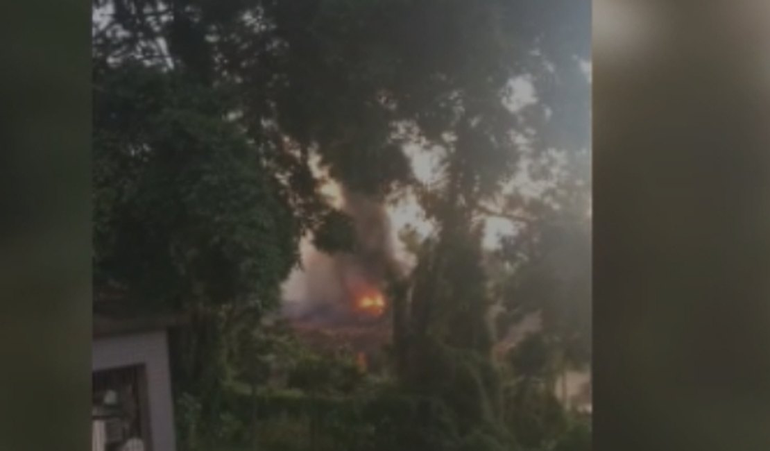 Vídeo. Bombeiros são acionados para conter chamas em antigo Seminário de Penedo