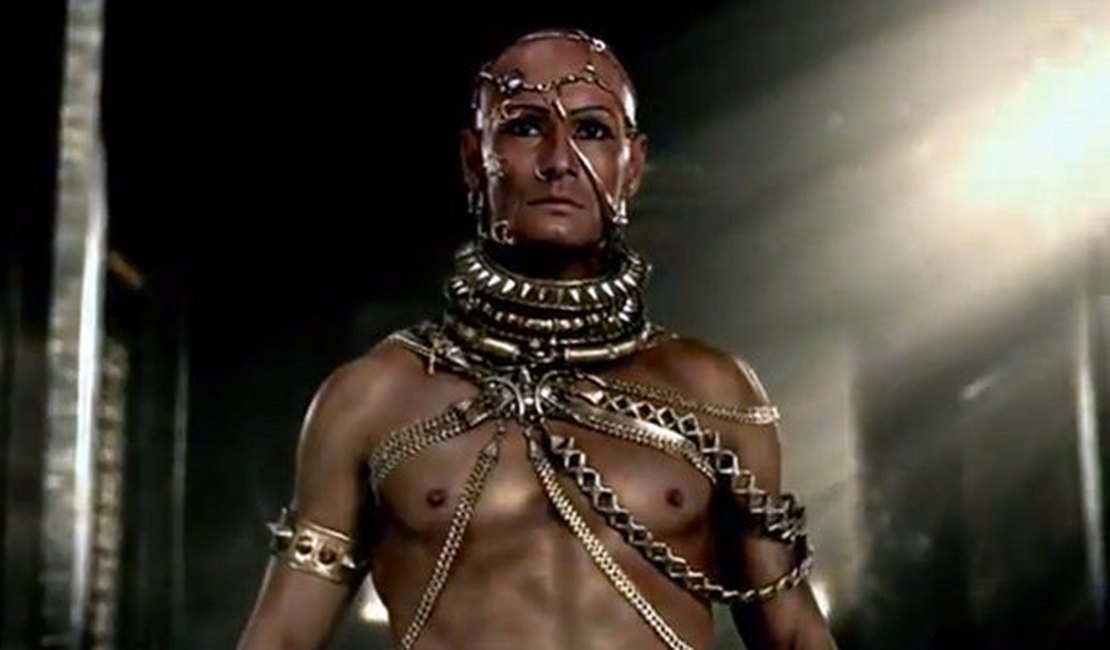 Rodrigo Santoro brilha - literalmente - em trailer novo de '300'