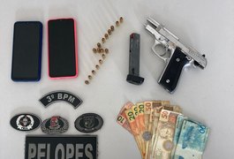 Mandados em aberto e pistola: Jovens colidem contra viatura enquanto fugiam da polícia no Manoel Teles