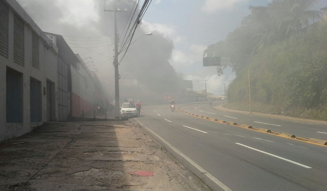 Ônibus é incendiado por supostos traficantes em Maceió
