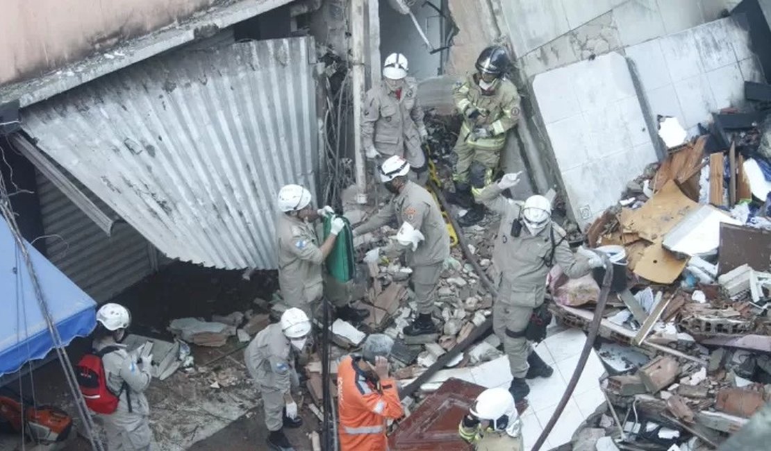 Pai e filha morrem após prédio desabar na zona oeste do Rio de Janeiro