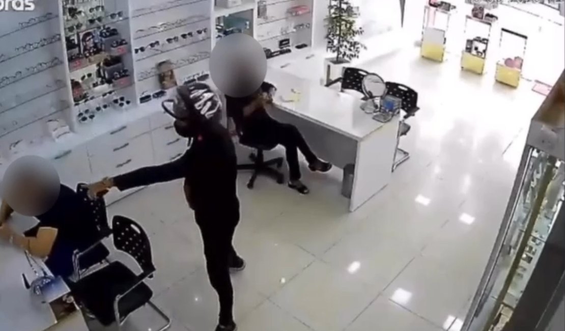 Câmeras registram suspeito de assalto a ótica no Centro de Arapiraca; Polícia já investiga