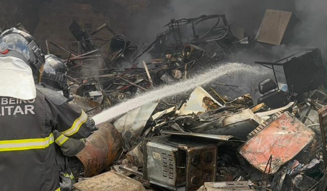 Bombeiros combatem incêndio de grandes proporções em ferro-velho em Arapiraca