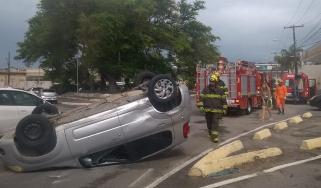 Mulher grávida capota carro em acidente no bairro da Pajuçara, em Maceió