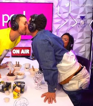 Carlinhos Maia e ex-marido trocam declarações de amor e se beijam durante episódio de podcast