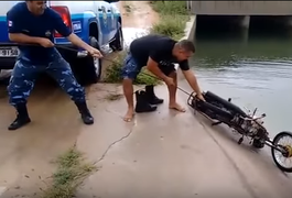 PM e Guarda Municipal recuperam moto roubada jogada no Canal do Sertão