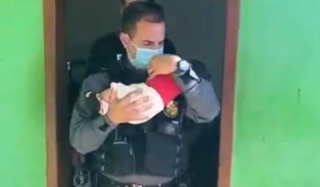 Polícia resgata bebê deixado pela mãe como garantia em boca de fumo