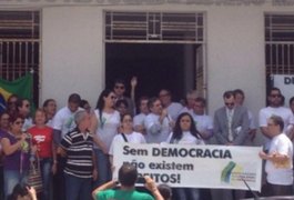 Advogados contrários ao impeachment protestam no centro de Maceió